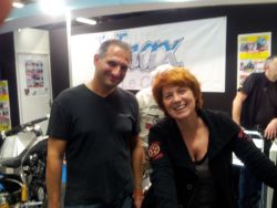 Merci Véro d‘avoir créé le buzz sur notre stand... Laurent est ravi..
