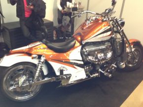 un V8 sur une moto...640 kg le morceau...Boss Hoss Cycles